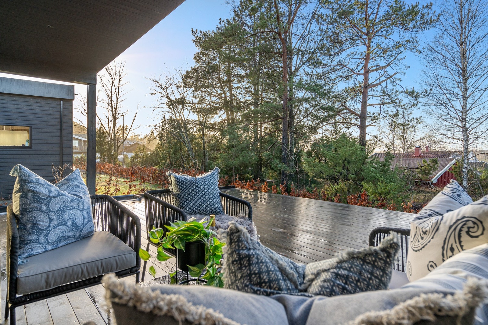 Utearealene gir boligen et flott ekstra oppholdsrom gjennom store deler av året, og kan enkelt møbleres etter eget ønske. Galleribilde