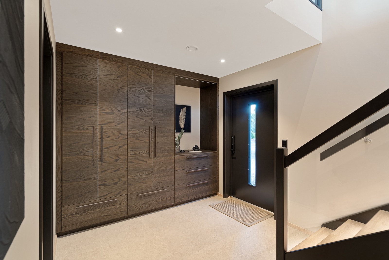 Her er det god plass til oppbevaring av yttertøy, knagger og møbleringsmuligheter som gir et ryddig og innbydende førsteinntrykk. Galleribilde