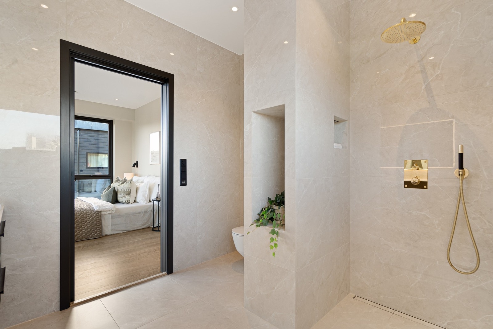 Boligen har tidløse, delikate og flislagte baderom med behagelig gulvvarme Galleribilde