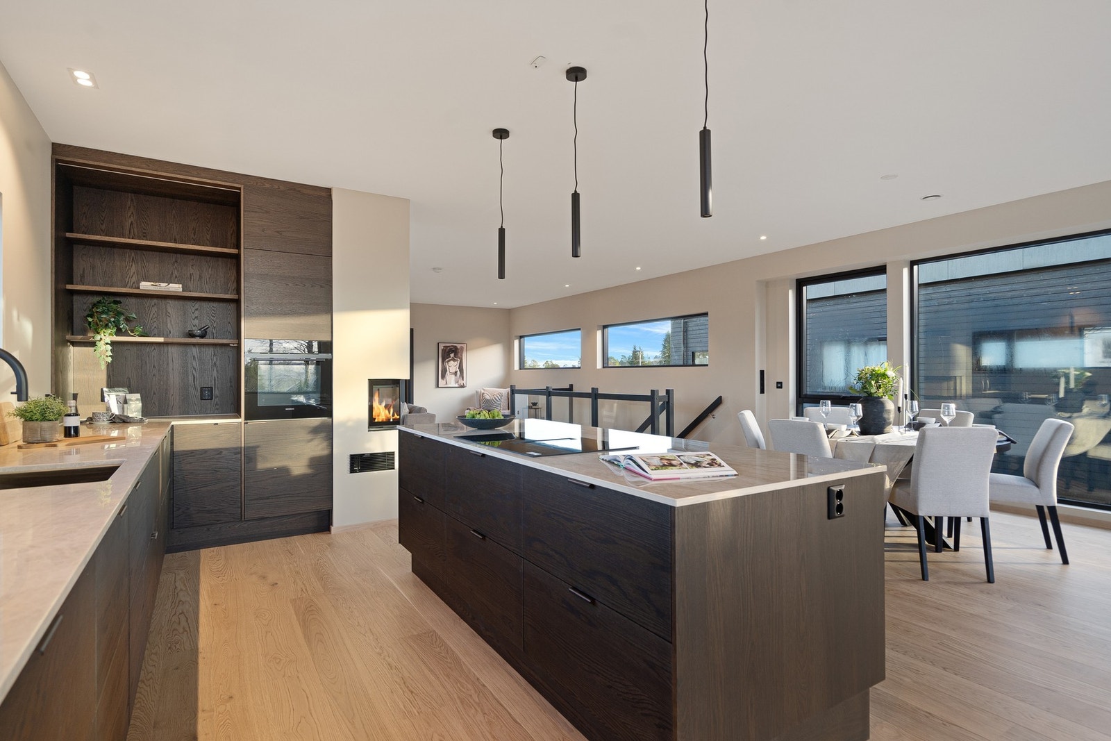 Kjøkkenet er både praktisk og tiltalende, med gode arbeidsflater og rikelig skapplass for effektiv lagring. Galleribilde