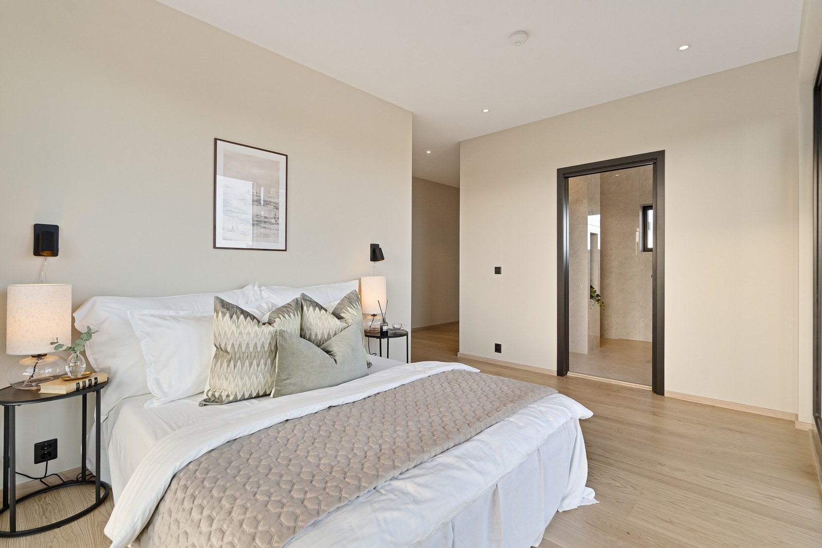 Alle rommene har god plass til seng, oppbevaring og øvrig møblement. Lyse flater og gode vinduer gir en behagelig atmosfære og optimale forhold for hvile Galleribilde