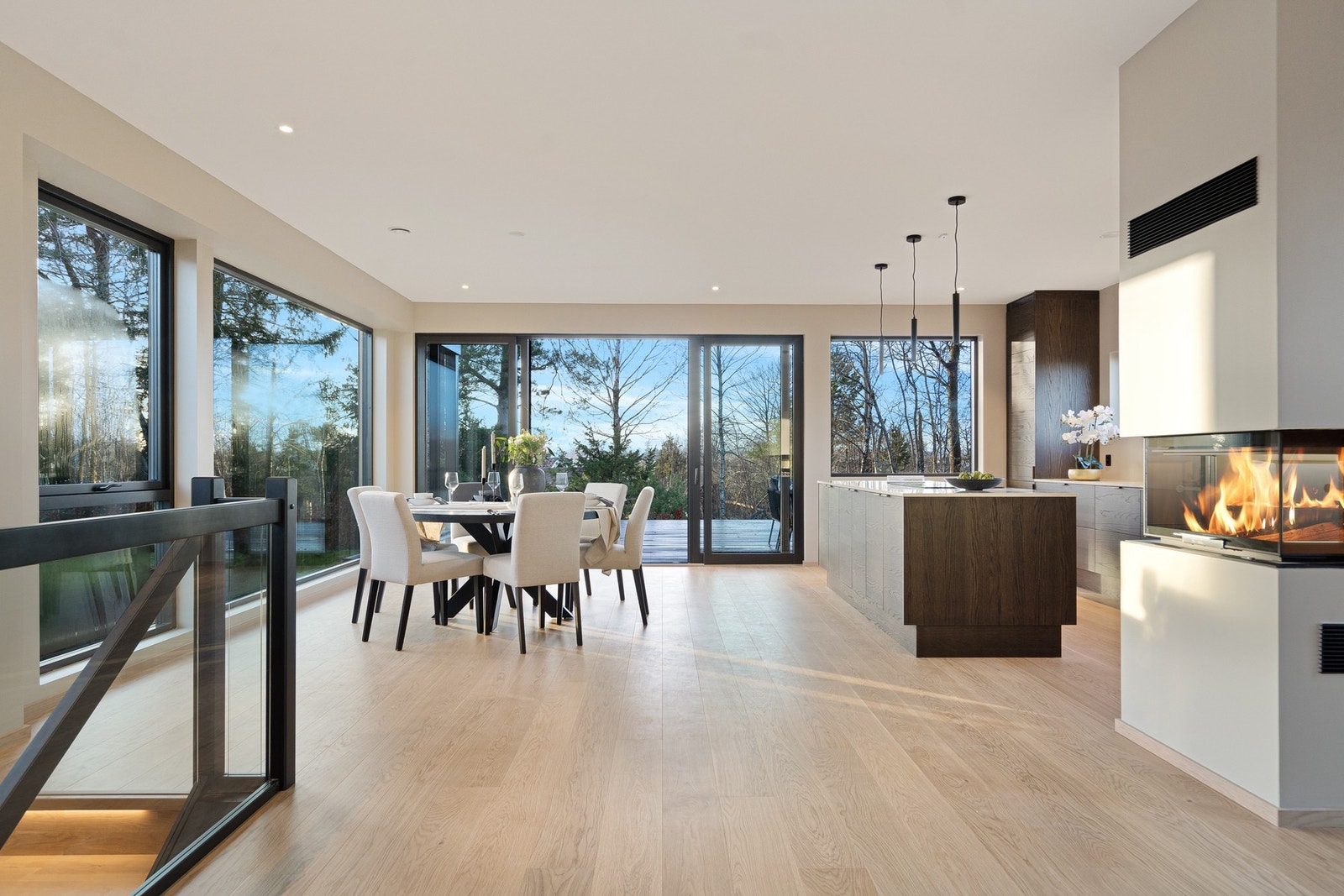 Nøytrale overflater gir et tidløst uttrykk og gjør det enkelt å skape en stil som passer akkurat deg. Galleribilde