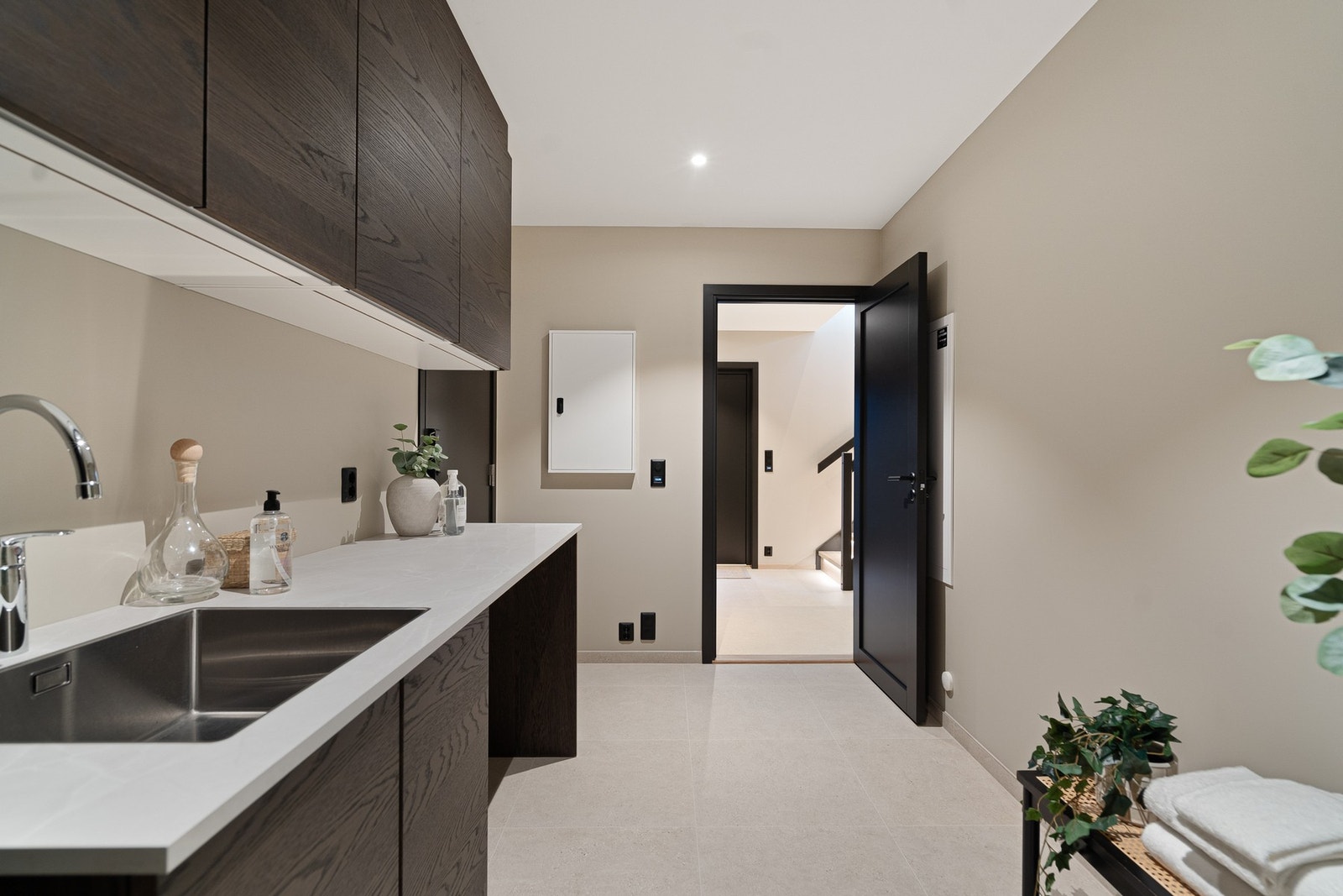 Det innbydende vaskerommet byr på rikelig lagringsplass samt opplegg for både vaskemaskin og tørketrommel - en svært praktisk løsning for en aktiv hverdag. Galleribilde