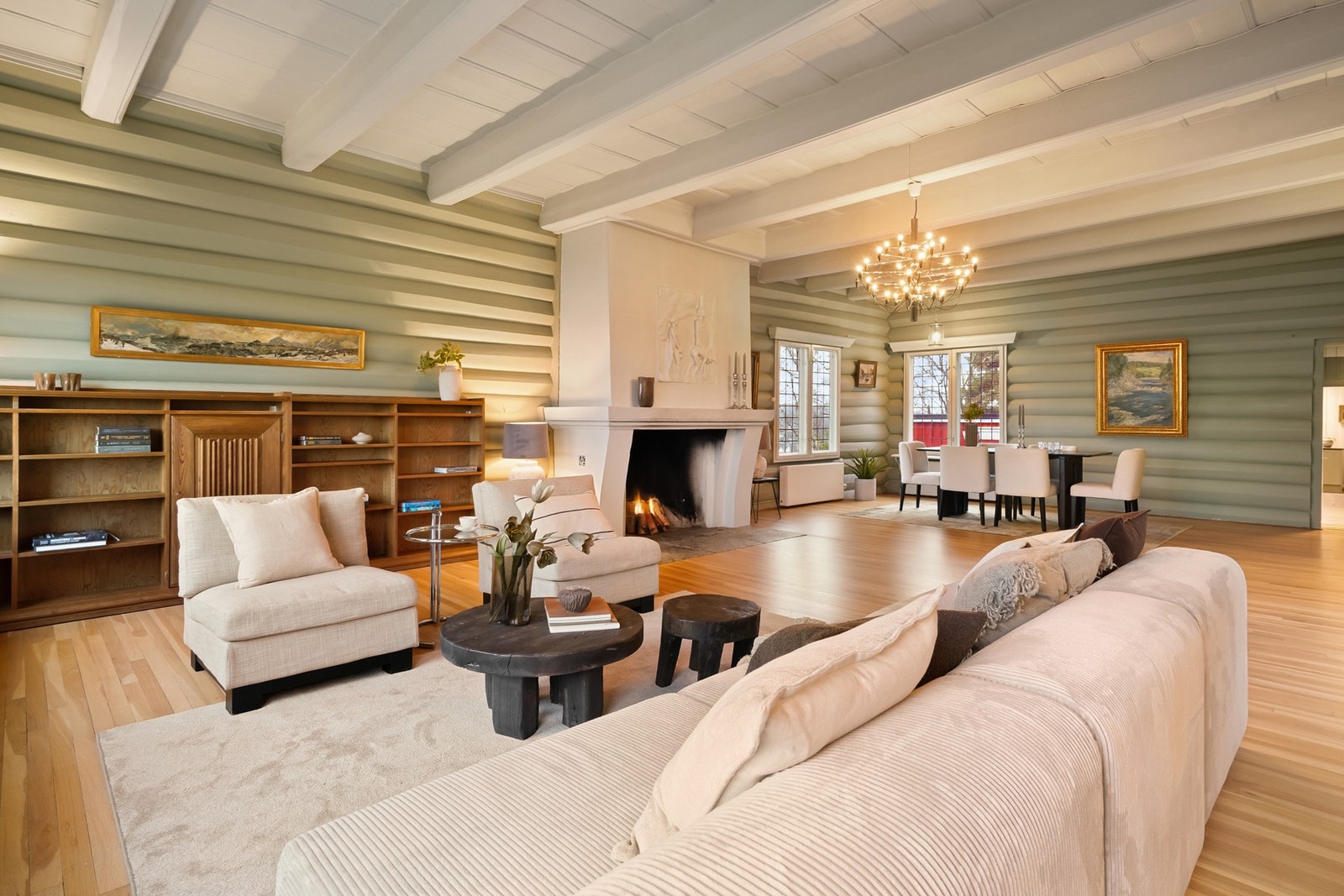 Stuen byr på god takhøyde, synlige bjelker og store vindusflater som slipper inn rikelig med naturlig lys. Galleribilde