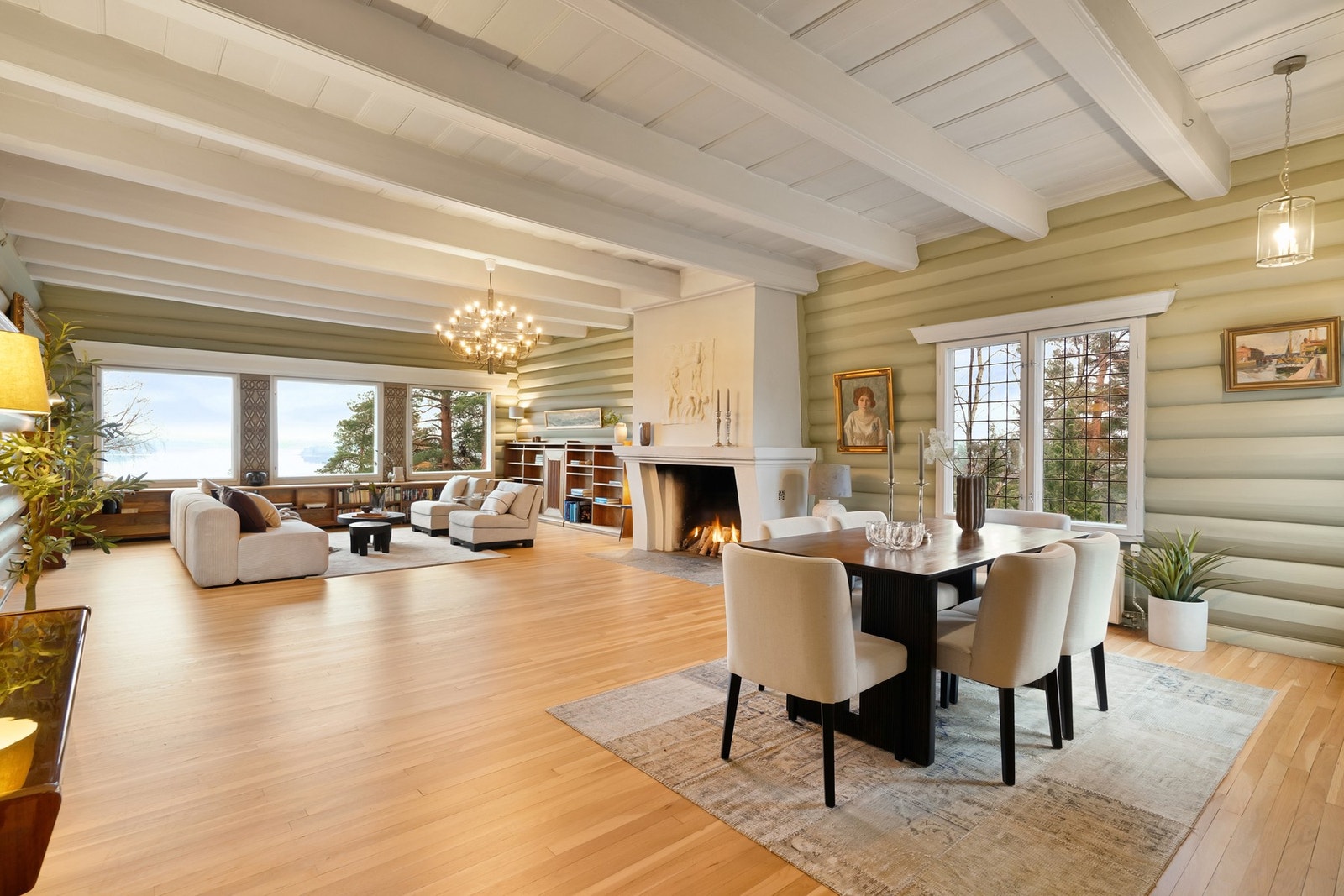 Et innbydende og elegant oppholdsrom med tydelig historisk preg. Galleribilde