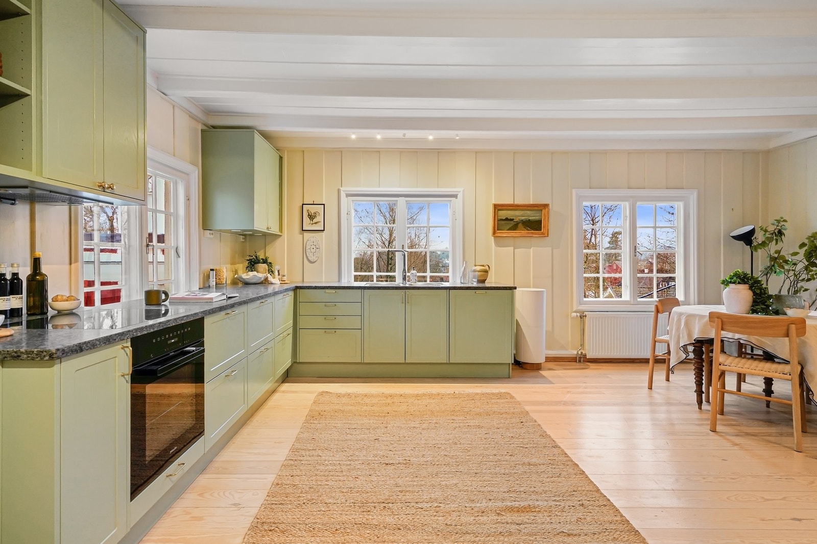 Ny stor innredning fra 2021 med malte eikefronter, Larvikitt benkeplater med nedfelt vaskekum og Mièle keramisk platetopp. Galleribilde