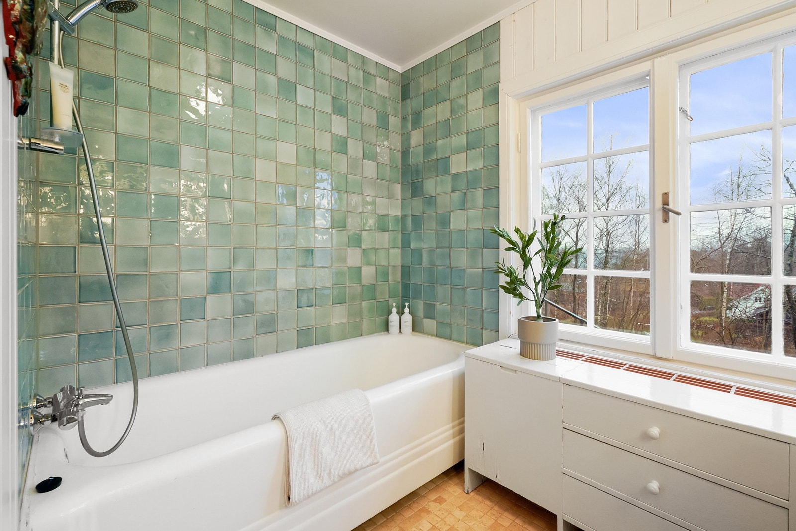 Baderom 1 med badekar. Galleribilde