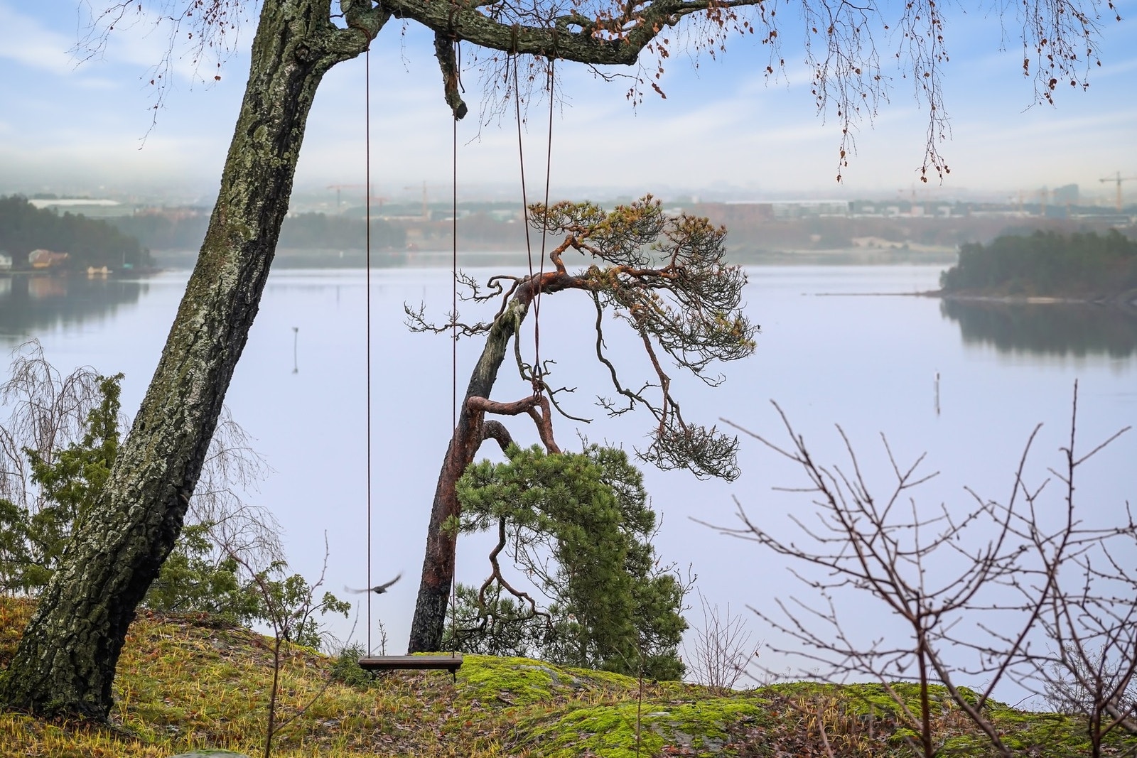 Dette er en helt spesiell enebolig på en stor og privat tomt på ca. 4,5 mål, vakkert beliggende ved sjøen. Galleribilde