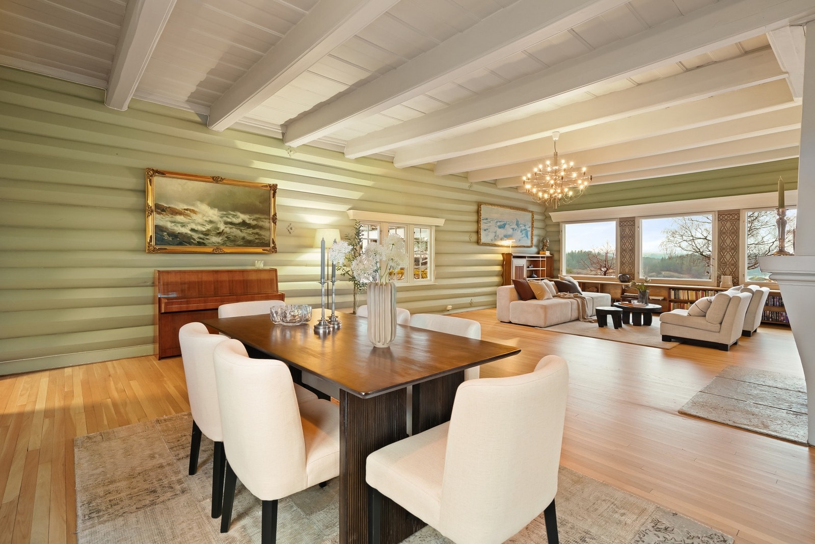 Den åpne løsningen gir naturlige soner for både sofagruppe og spisegruppe. Galleribilde