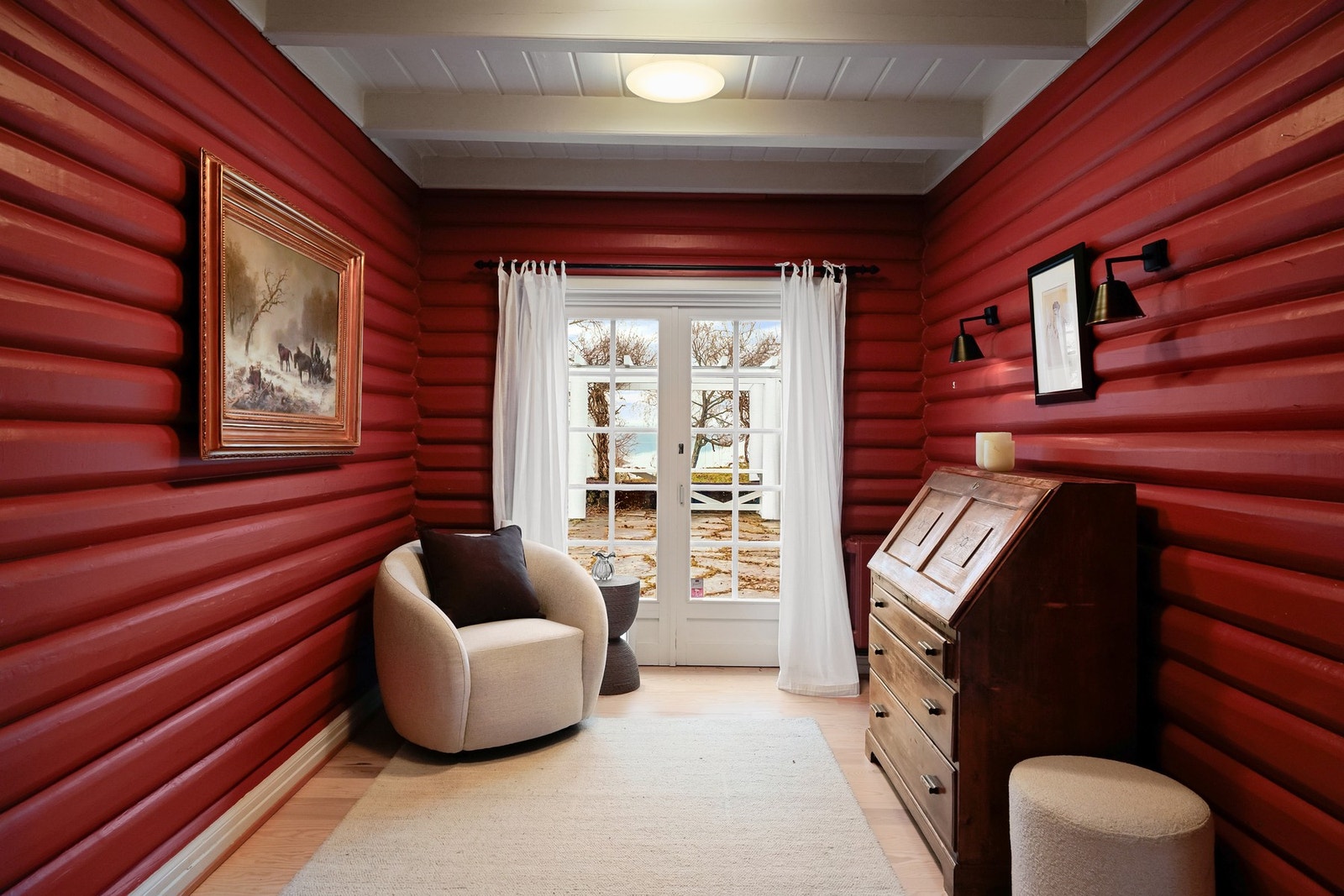 Hyggelig forstue med originale tømmervegger og utgang til uteområde. Galleribilde