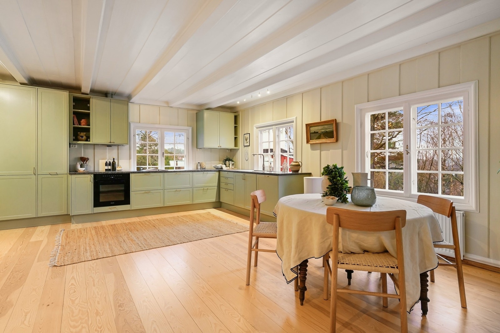 Integrerte hvitvarer fra Mièle med kjøleskap, oppvaskmaskin og stekeovn. Galleribilde