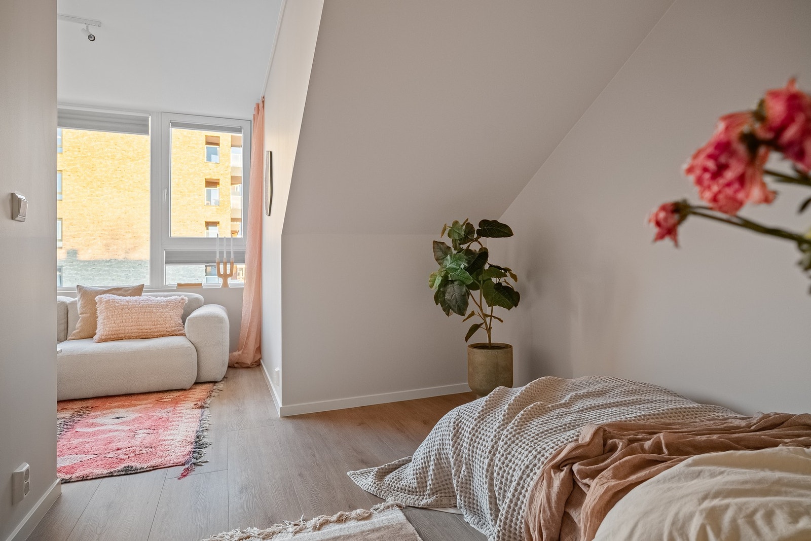 Praktisk sovealkove gir plass for seng og annet møblement. Galleribilde