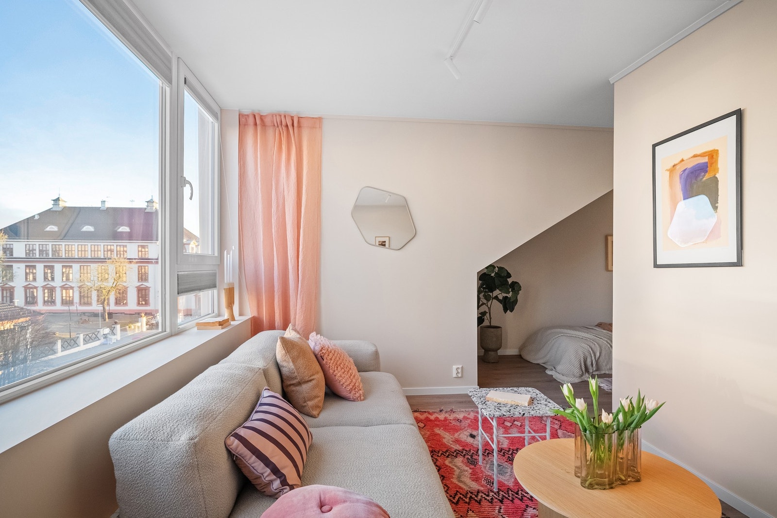 Leiligheten har en god planløsning med plass til sofagruppe og mediemøblement. Galleribilde