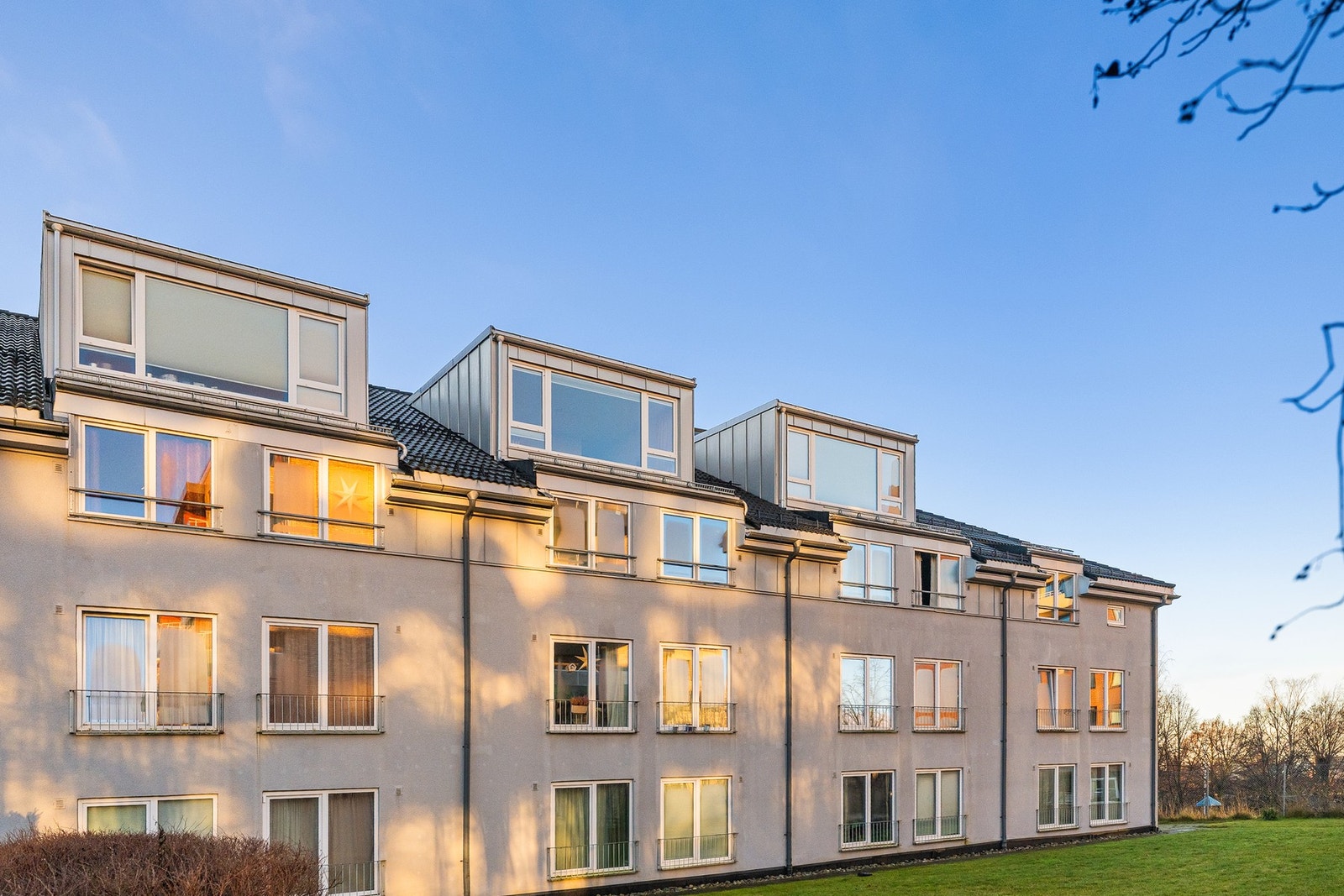 Borettslaget ligger sentralt til på Teisen med kort vei til dagligvare og offentlig kommunikasjon. Galleribilde