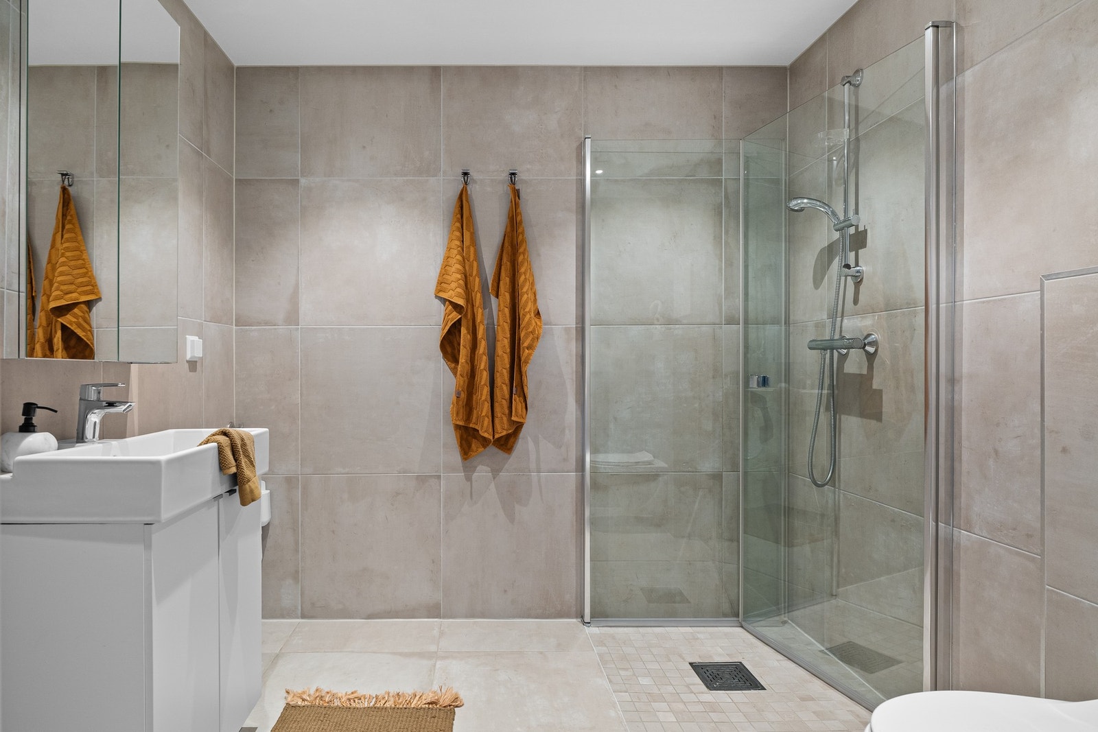 Lekkert, flislagt bad med varmekabler i gulv. Det er opplegg for vaskemaskin. Galleribilde