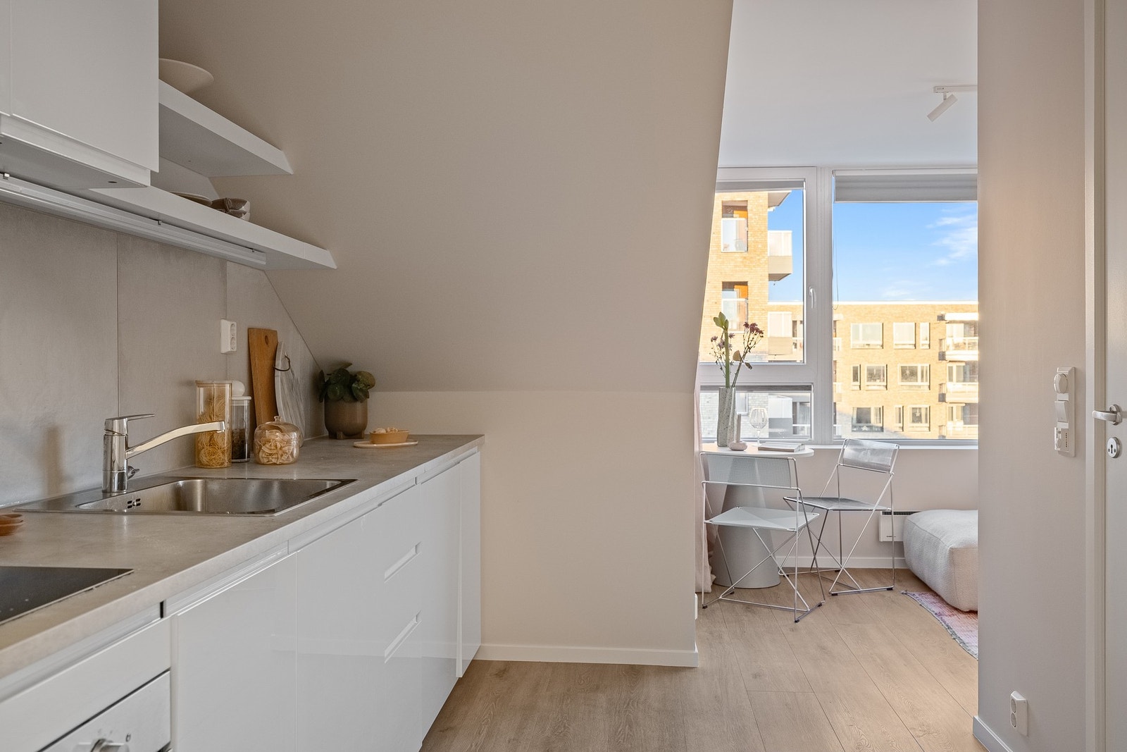 Lysmalte overflater og laminat på gulv er gjennomgående for hele leiligheten med unntak av bad. Galleribilde