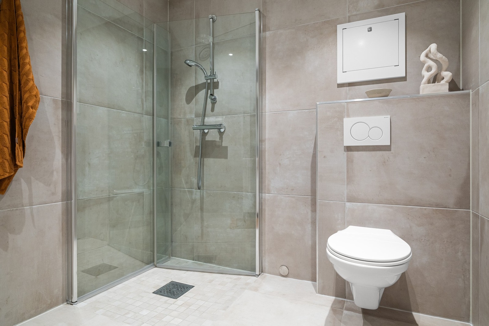 Dusjhjørne med svingbare glassdører som frigjør plass på gulvet. Galleribilde