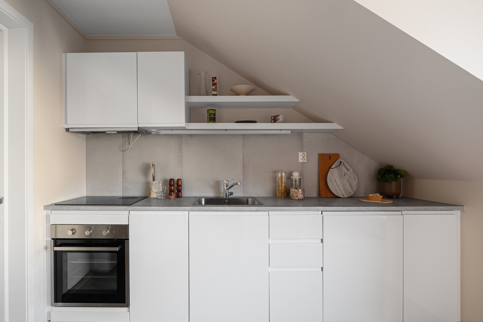 Kjøkkenet er godt utnyttet med benk- og oppbevaringsplass. Av hvitevarer følger keramisk topp, integrert stekeovn, oppvaskmaskin (smal type) og kjøleskap. Galleribilde