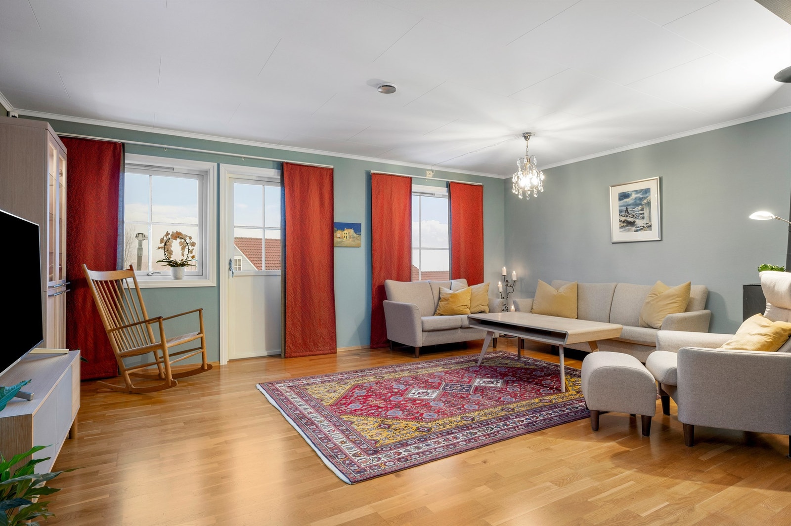 Stuen er gjennomgående lys og luftig med utstrakte vindusflater som siker rikelig med naturlig dagslys. Galleribilde