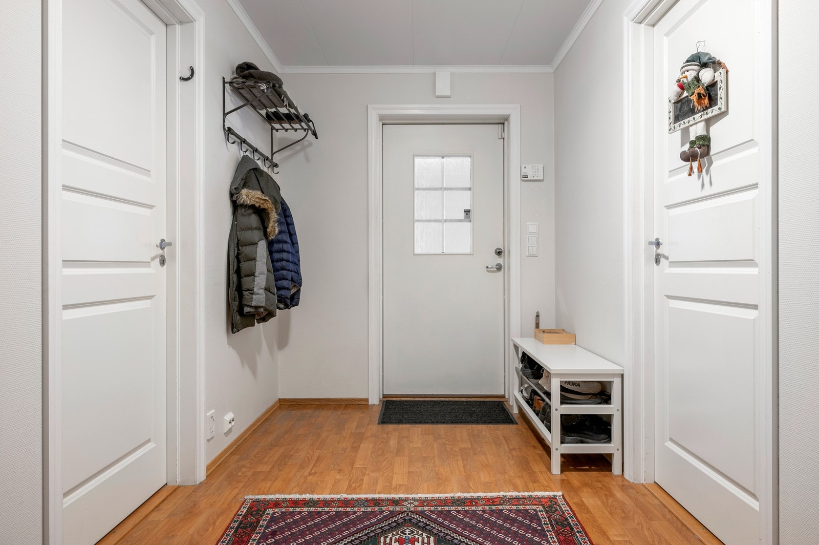 Videre disponerer boligen parkeringsplass i carport samt en biloppstillingsplass på tomten. Det er også etablert en praktisk sportsbod i bakkant av carporten med ytterligere oppbevaringsmuligheter. Galleribilde