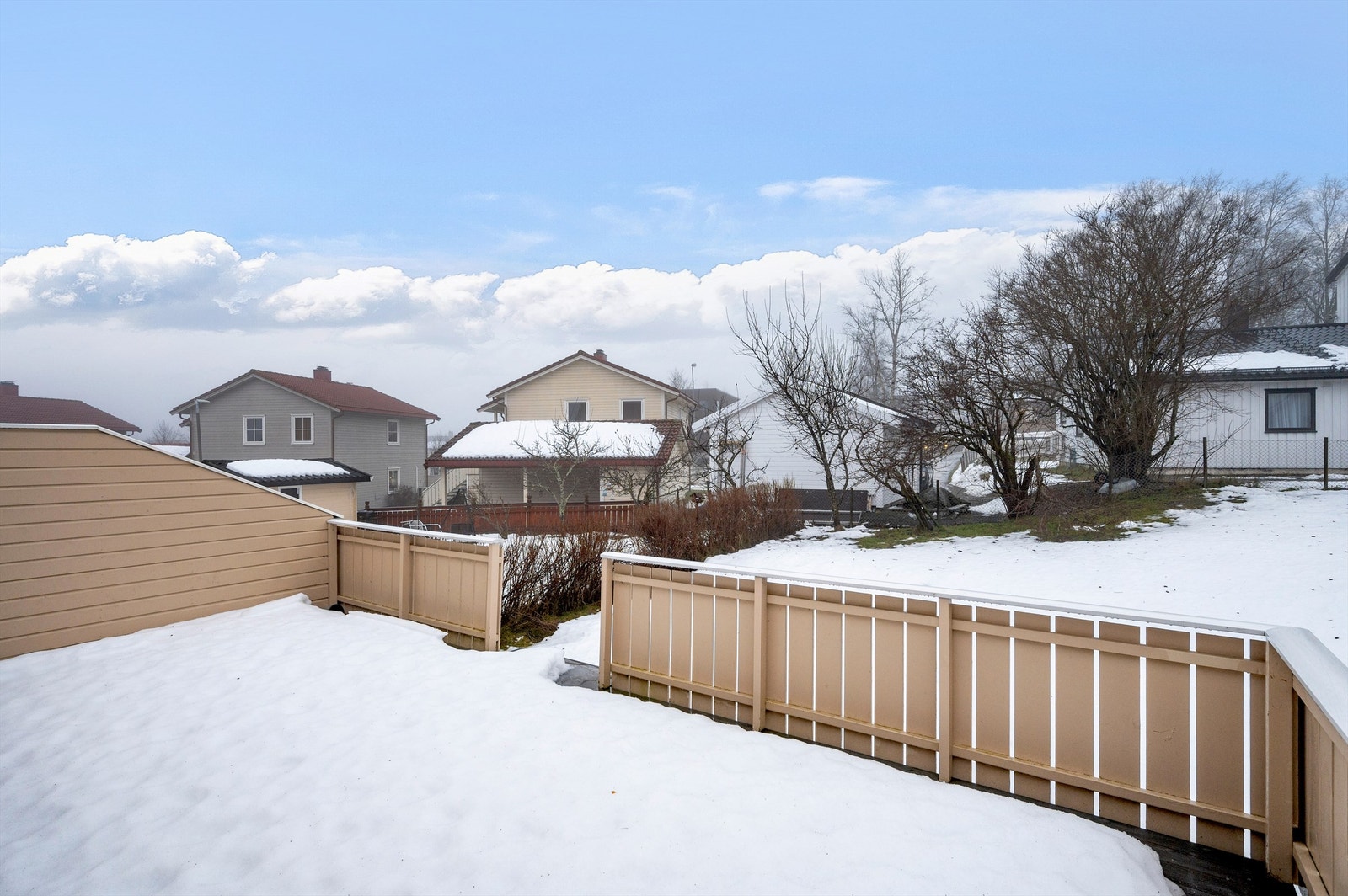 Terrassen har god plass til ønsket utemøblement og grill. Selger opplyser om solgang på eiendommen fra ca. kl. 07:00 til 22:00 på sommerstid. Galleribilde