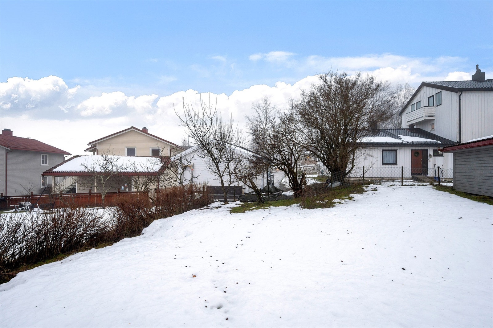Av skoletilbud i nærområdet finner du Hårstad skole (1-7. kl) og Rosten barne- og ungdomsskole (1-10 kl.) kun ca. 13 og 21 minutter fra boligen. Tiller videregående skole og KVT ligger like ved City Syd. Området har gode kollektivtilbud. Galleribilde