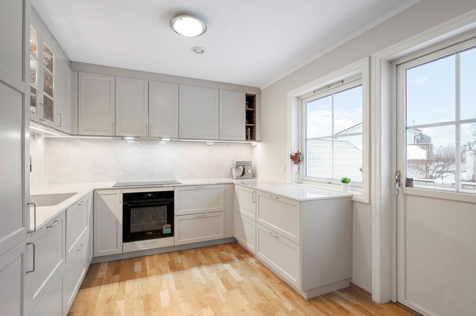 Kjøkkeninnredningen er fra 2025 og har rikelig med skap- og benkeplass å boltre seg på! Galleribilde