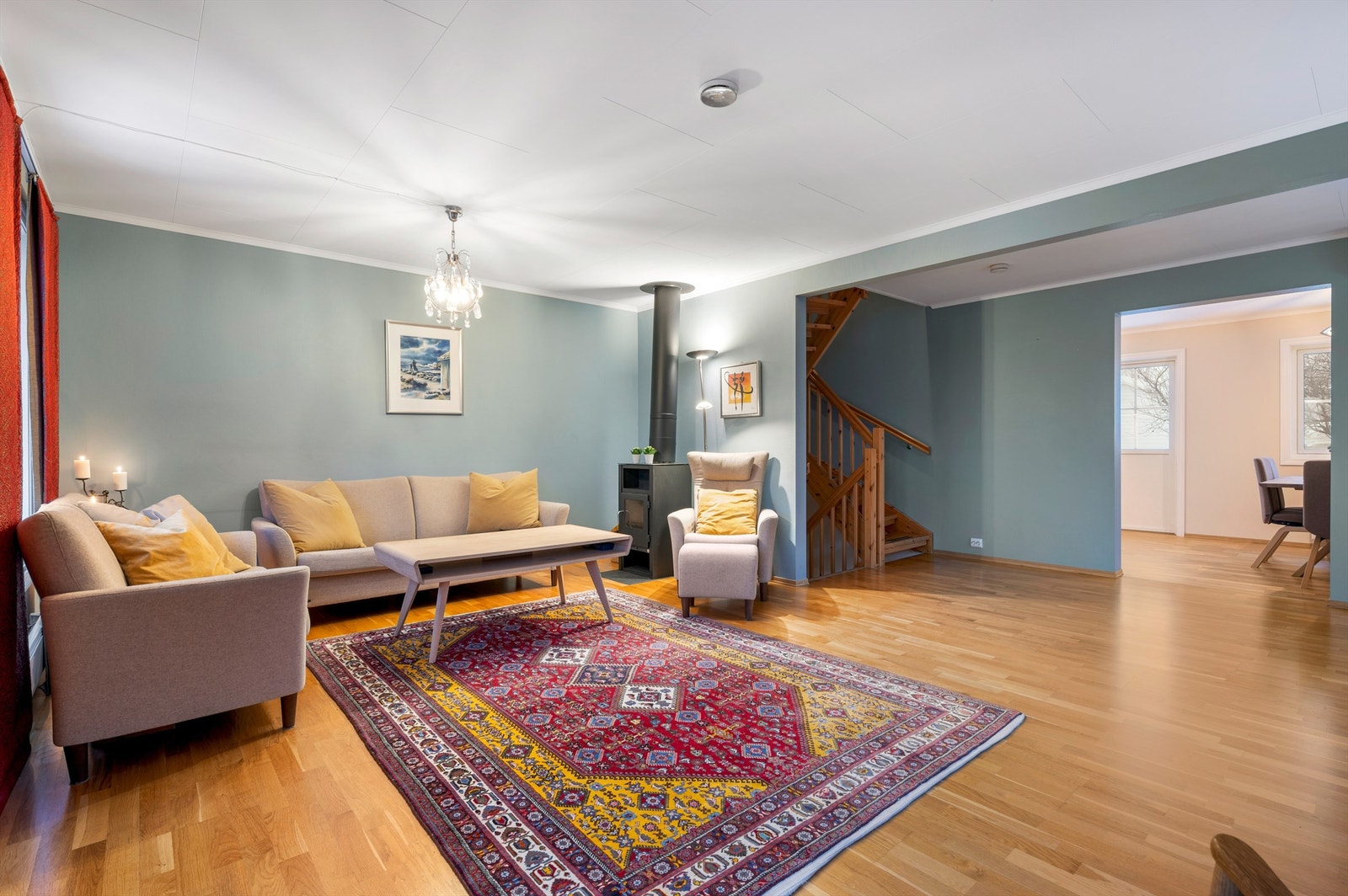 Stuen er lett å møblere med de flere sonene i rommet. Galleribilde