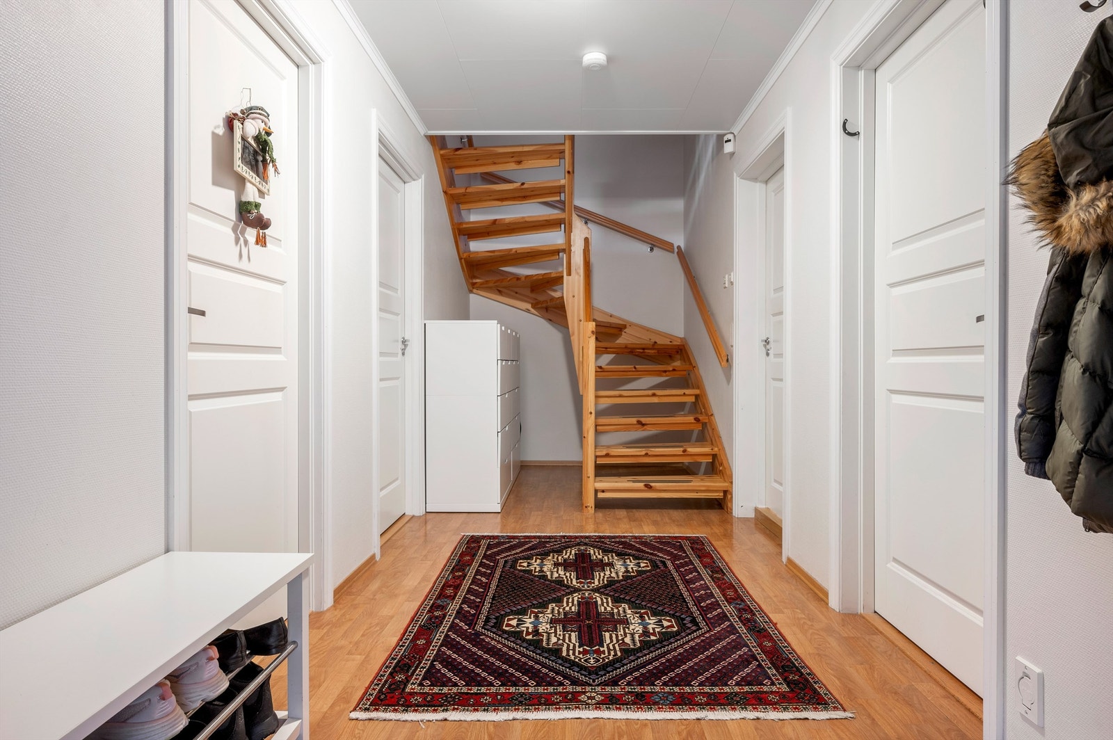 Romslig entré/gang på 11,5 kvm med god plass til oppbevaring av yttertøy og sko. Galleribilde