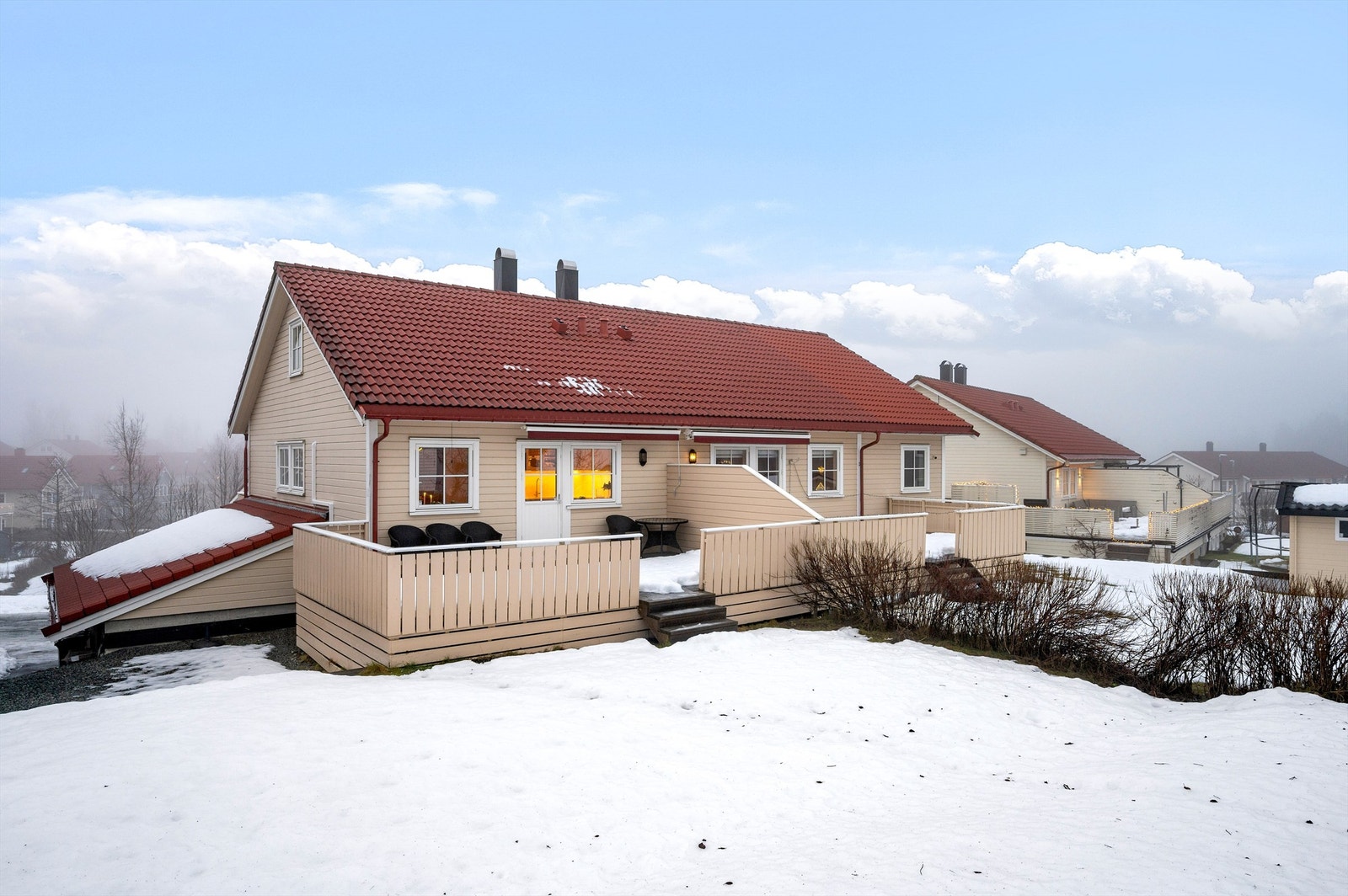 Nærmeste dagligvarebutikker er Rema 1000 Rognbudalen og Coop Extra Tiller, som ligger henholdsvis ca. 15 og 17 minutters gange fra boligen. City Syd og StorM ligger like i nærheten, her finner du vinmonopol, flere dagligvarebutikker og restauranter. Galleribilde