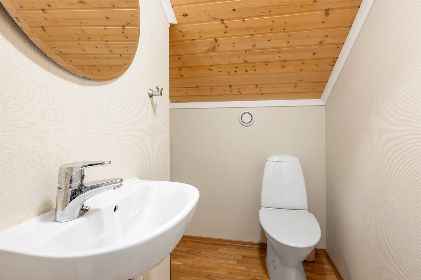 Det er videre etablert et praktisk toalett på 2 kvm i loftsetasjen. Galleribilde