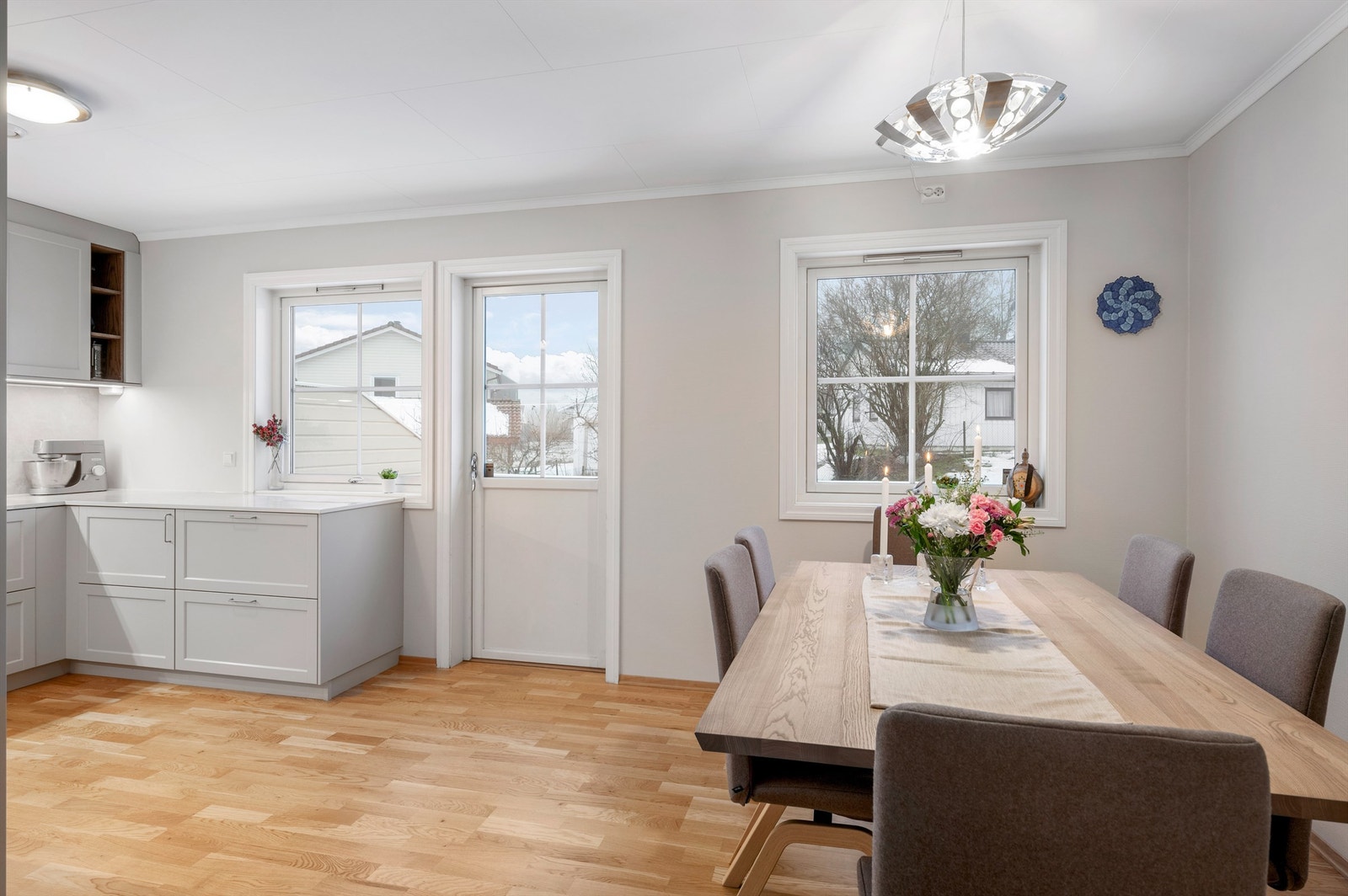 Fra kjøkkenet har man direkte utgang til en romslig terrasse på 29 kvm som på sommerstid vil oppleves som en fin forlengelse av stuen. Galleribilde