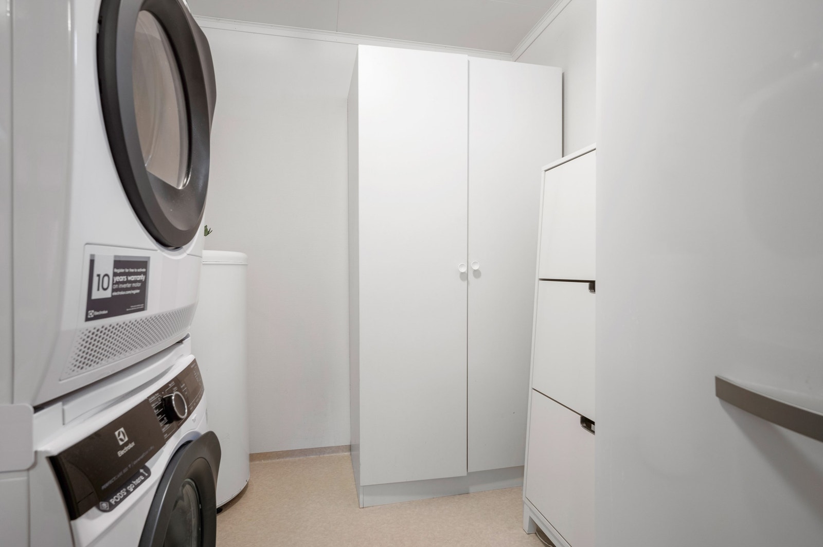 Praktisk separat vaskerom på 6 kvm med gode lagringsmuligheter. Vaskerommet er opprinnelig byggemeldt som bod. Galleribilde