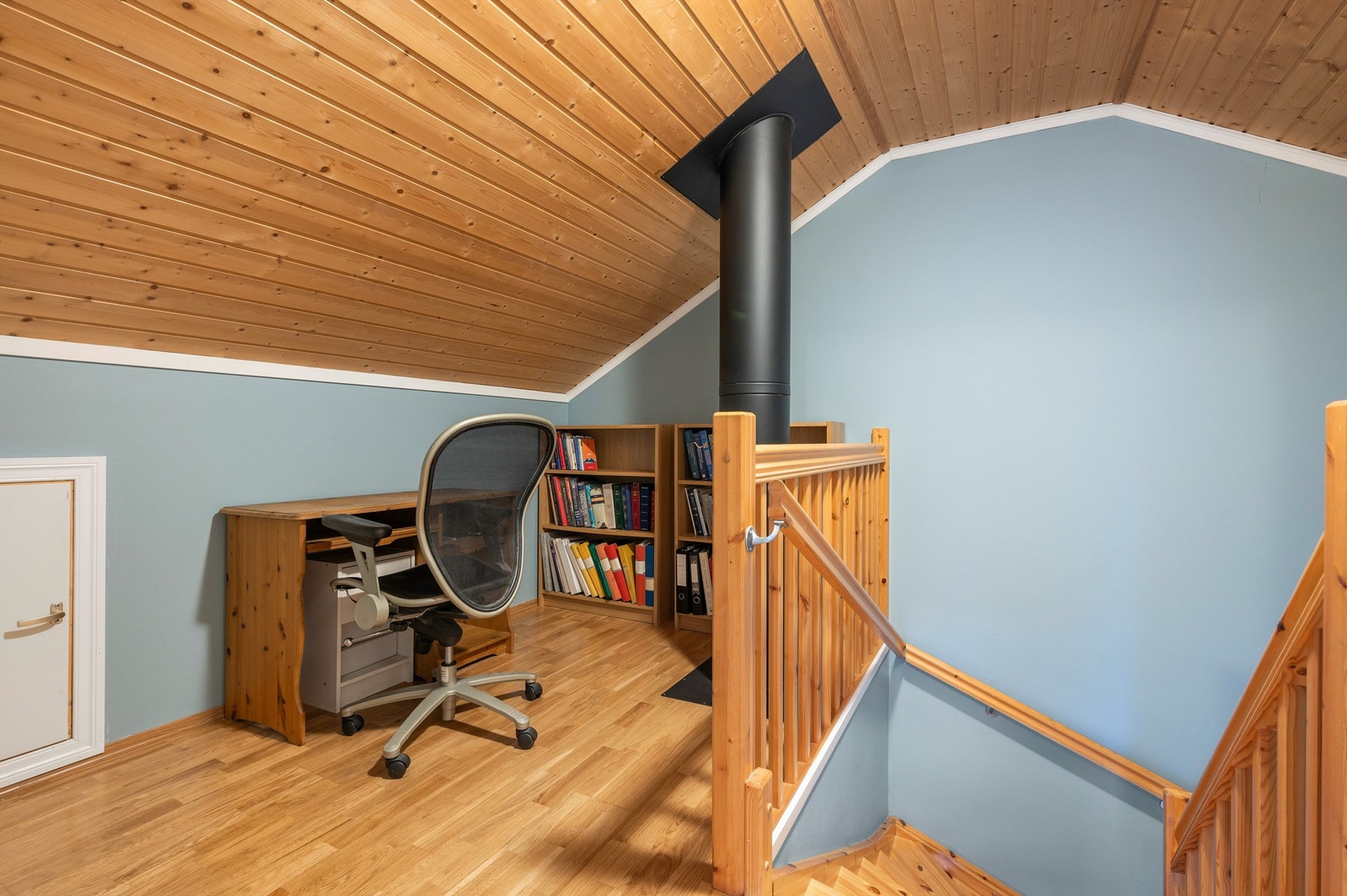 Gangarealet på loftet er innredet som kontor. Galleribilde