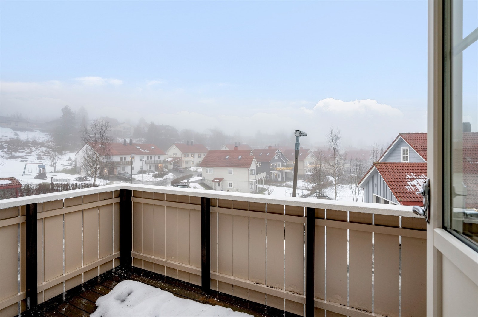 Fra stuen har an direkte utgang til en koselig veranda på 5 kvm. Galleribilde