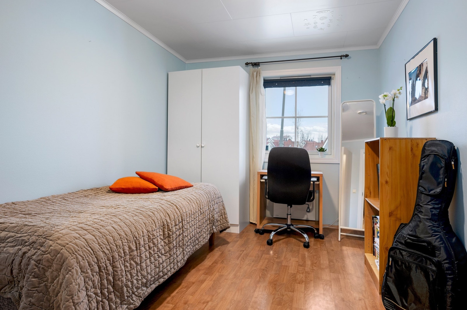 Begge rommene har plass til dobbeltseng av ønsket størrelse, nattbord og garderobeskap. Galleribilde