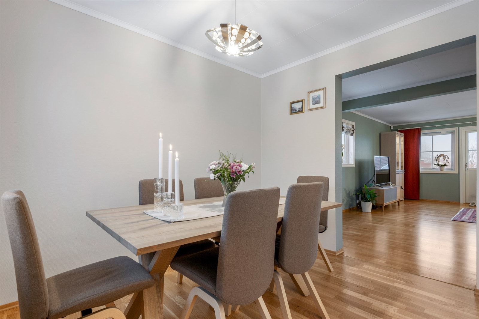 Her har man god plass til å samle familie og venner til hyggelige sammenkomster. Galleribilde