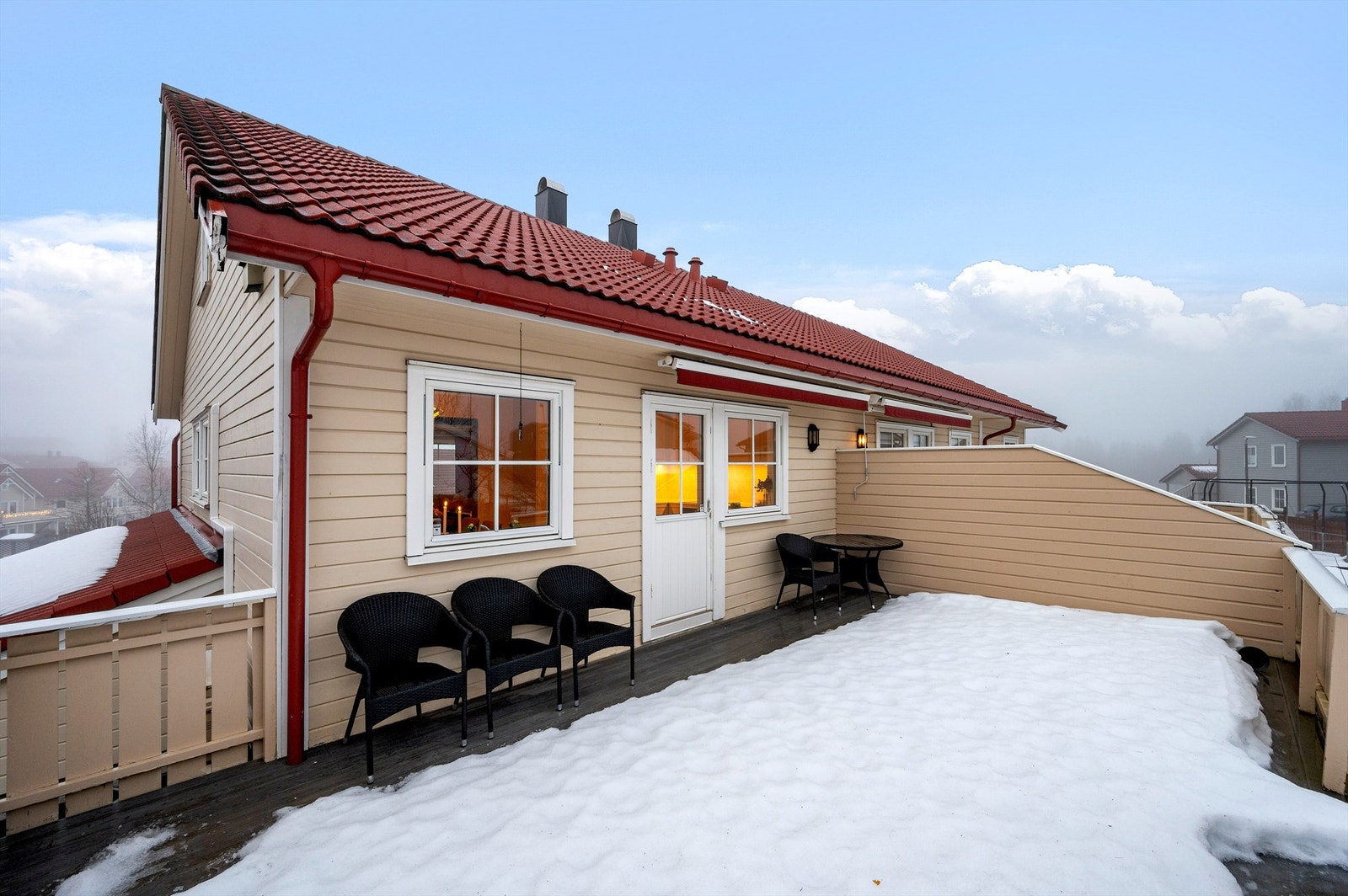 Her bor du med nærhet til alt Tiller har å by på av servicetilbud, og kun ca. 17 minutters kjøring til Trondheim sentrum. Området har flere barnehager og skoler innen kort gangavstand, noe som gjør det ideelt for barnefamilier. Galleribilde