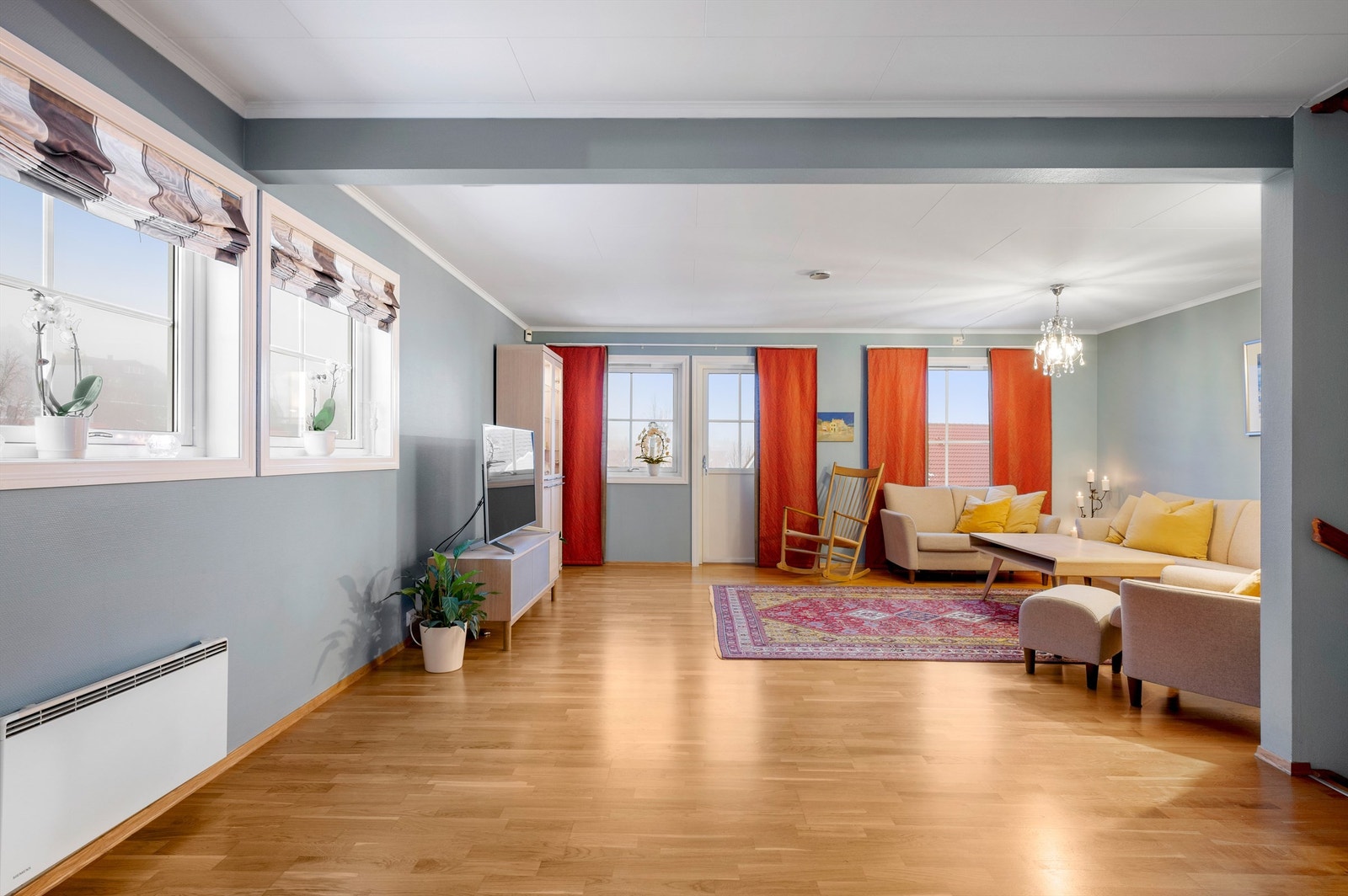 Stue- og kjøkkenarealet måler til sammen romslige 52 kvm. Galleribilde