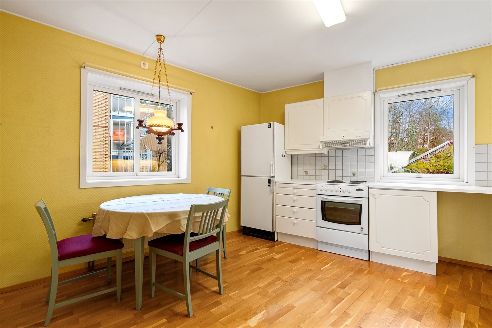 Kjøkkeninnredning med profilerte fronter og laminert benkeplate Galleribilde