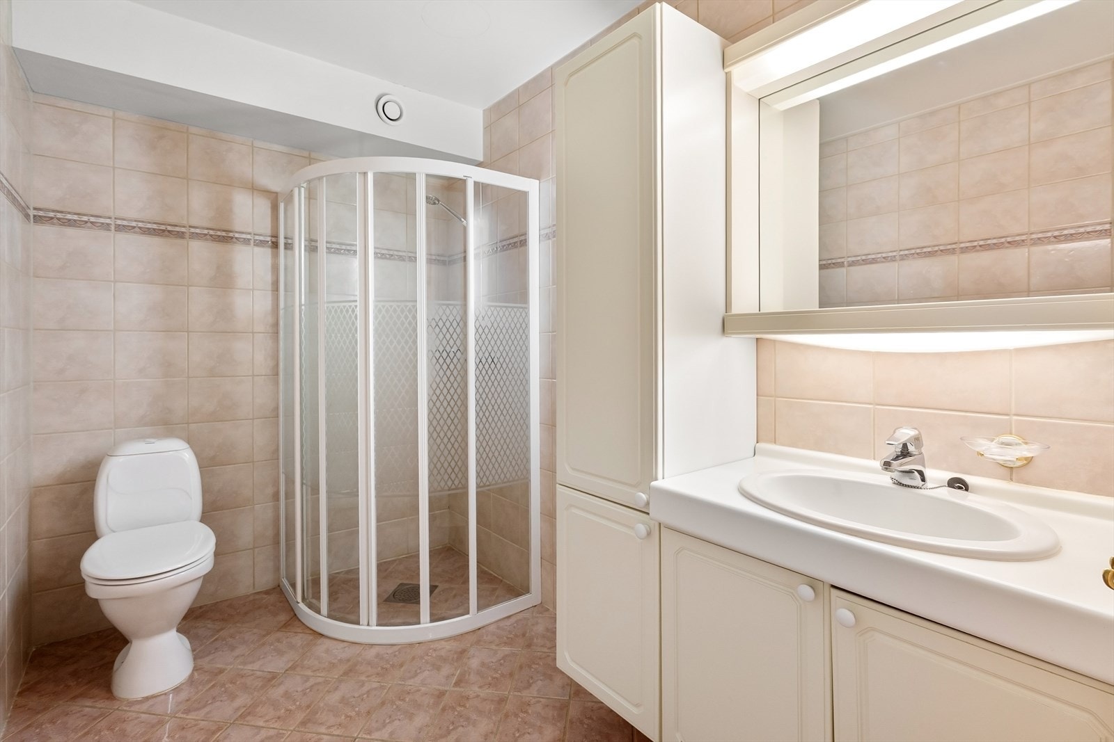 Baderom fra byggår, flislagt gulv med gulvvarme Galleribilde