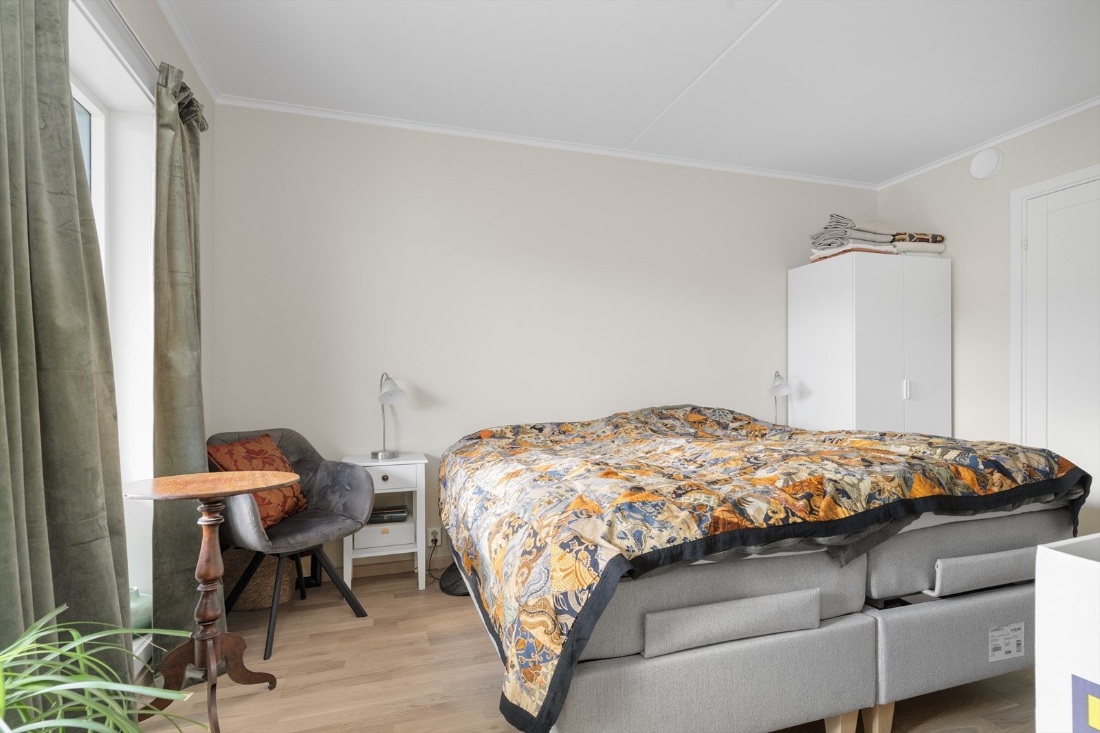 Soverommet har garderobeskap for klesbeholdningen. Galleribilde