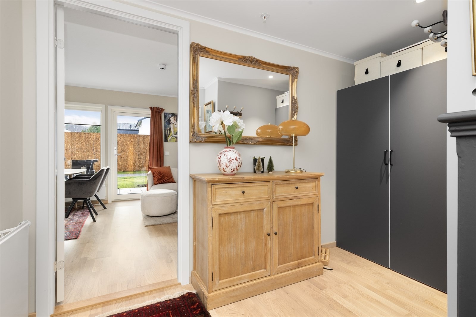 Hyggelig entre som ønsker velkommen inn, med plass til å sette fra seg sko og henge fra seg yttertøy blant annet i garderobeskap. Galleribilde