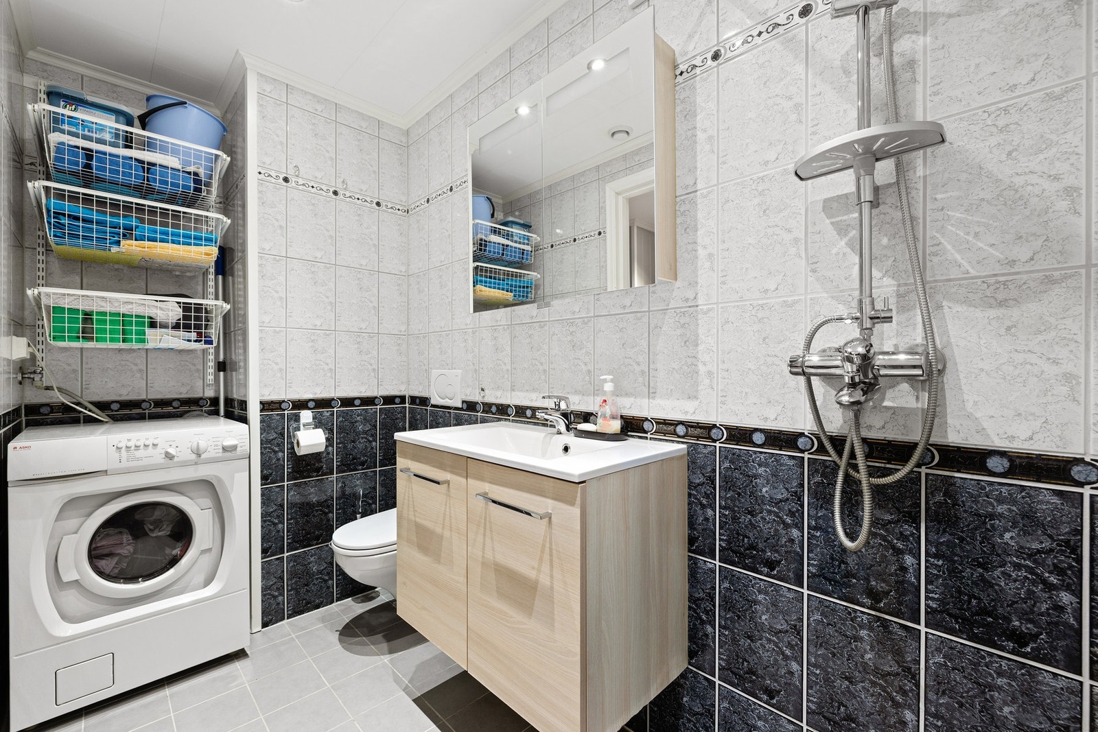 Flislagt bad med gulvvarme pusset opp i 2010 Galleribilde