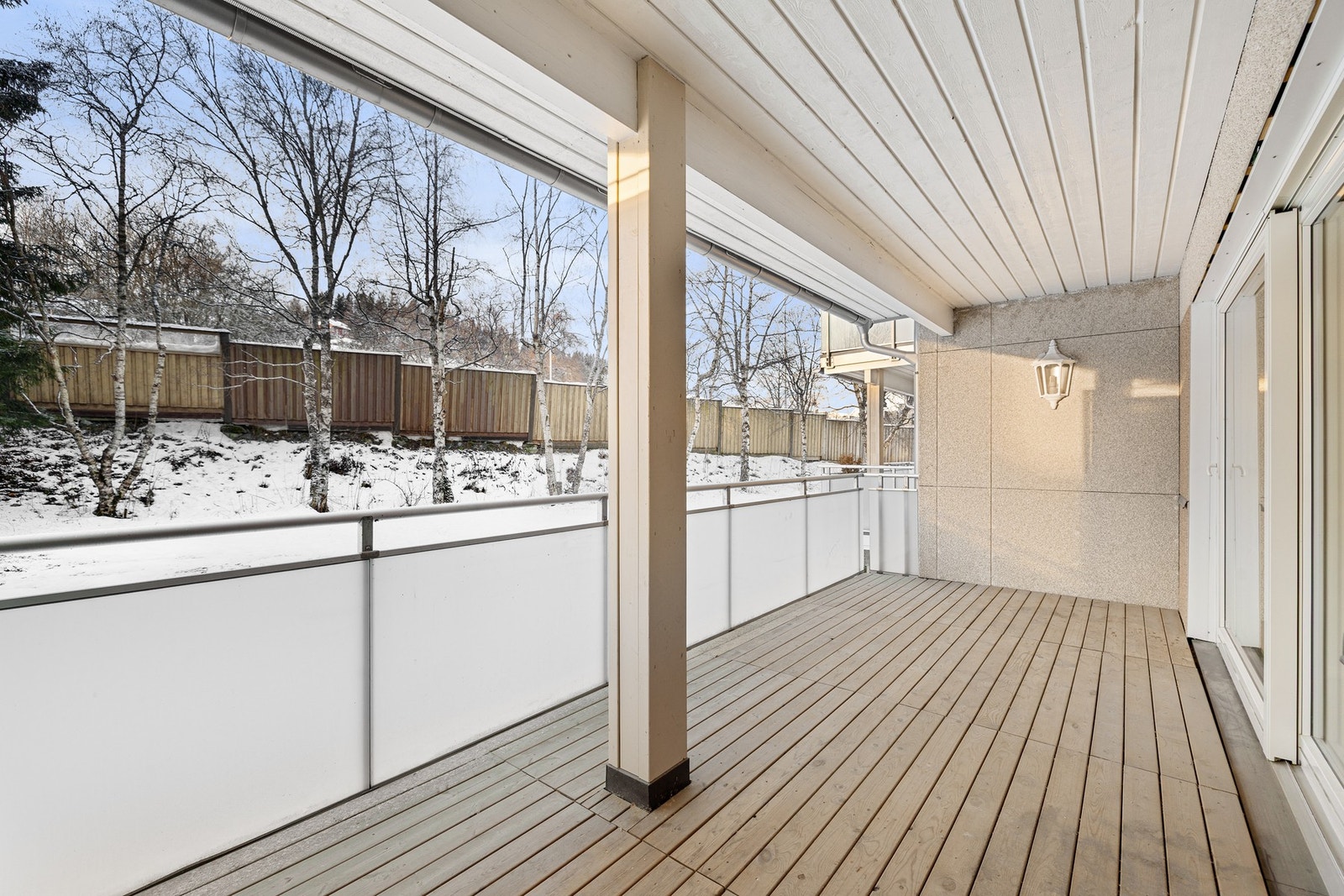 Sørvestvendt veranda på romslige 13,4 m² Galleribilde