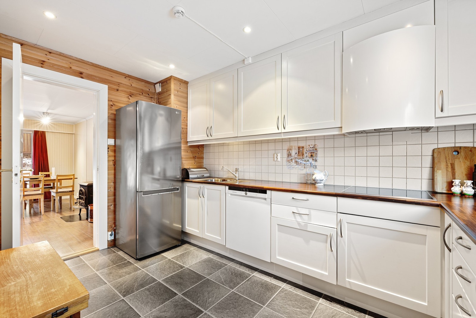 Kjøkkenet ligger i eget rom ved stua på 9,8 m² Galleribilde