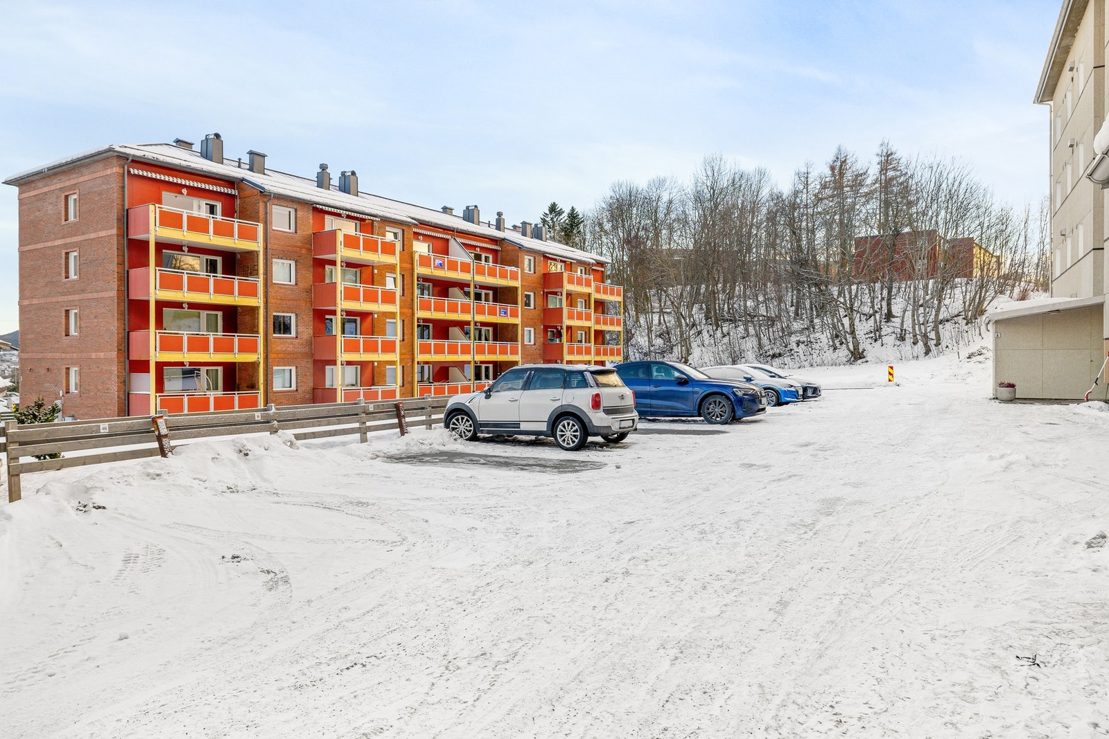 Det er 1 utvendig parkeringsplass per leilighet på borettslagets tomt. Borettslaget har også garasjeplasser som tildeles etter ansiennitet. Galleribilde