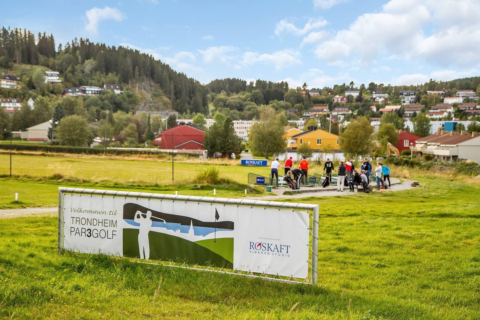 I sommerhalvåret kan du spasere bort til Havstein Golfbane Galleribilde