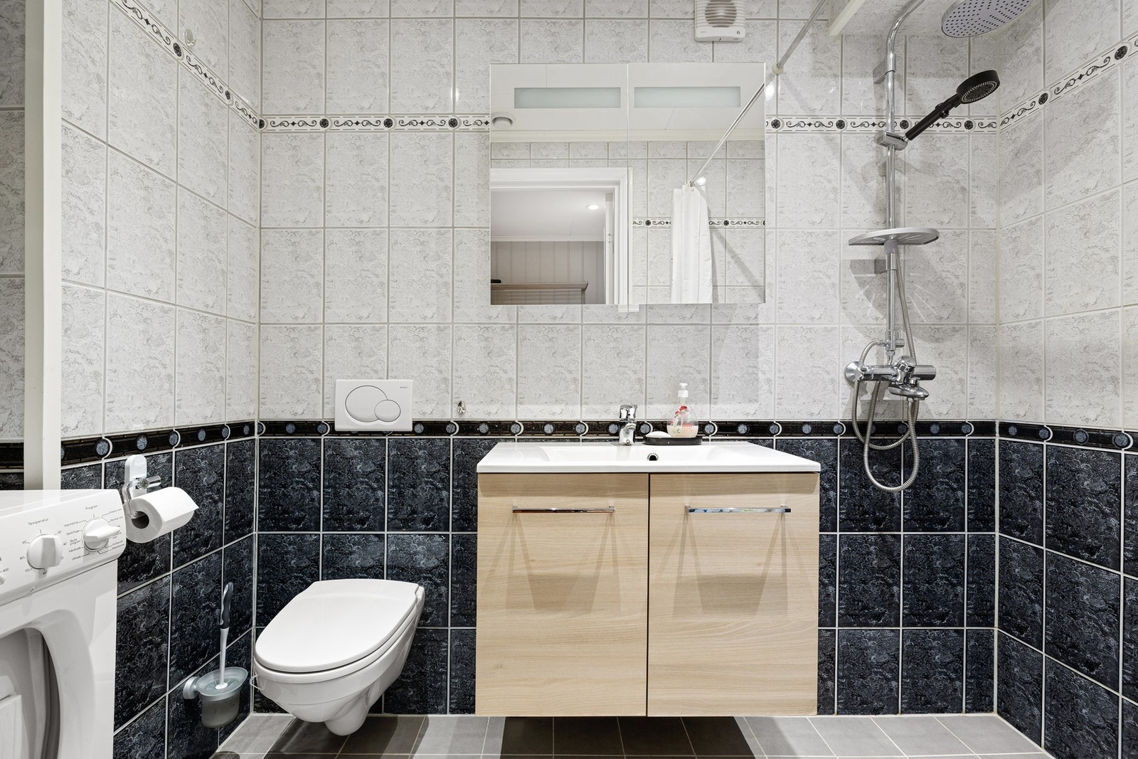 Baderommet er på 3,5 m² og har opplegg for vaskemaskin Galleribilde