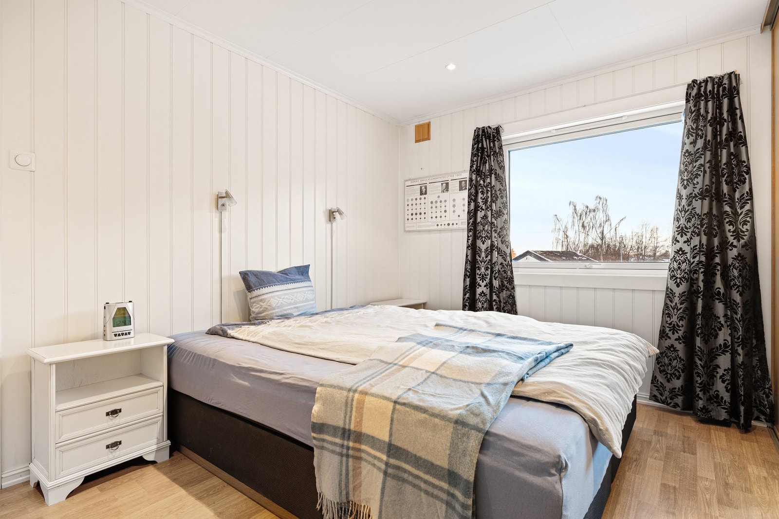 God plass til dobbeltseng og har et stort plasbygd garderobeskap Galleribilde